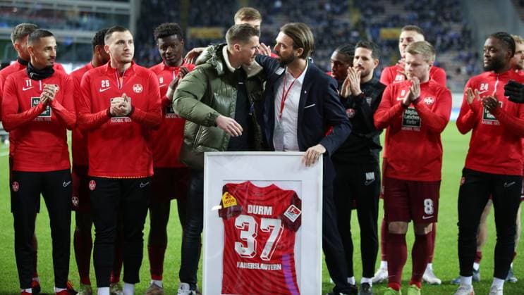 Verabschiedung vom FCK Spieler Erik Durm, 26.01.2024, Fußball, 2. Bundesliga, FC Kaiserslautern - FC Schalke 04, 19. Spieltag, Saison 2023 24, Fritz Walter Stadion, Kaiserslautern, Deutschland, zmdz, ** DFB & DFL regulations prohibit any use of photographs as image sequences and or quasi-video. ** FC Kaiserslautern - FC Schalke 04