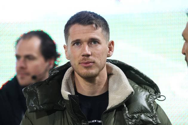 Erik Durm ( 1. FC Kaiserslautern 37), wurde verabschiedet, 1. FC Kaiserslautern vs. FC Schalke 04, 2. Fussball-Bundesliga, Fussball, 19. Spieltag, 26.01.2024, Saison 2023-24, DFL REGULATIONS PROHIBIT ANY USE OF PHOTOGRAPHS AS IMAGE SEQUENCES AND OR QUASI-hVIDEO, 1. FC Kaiserslautern vs. FC Schalke 04, 2. Fussball-Bundesliga, Fussball, 19. Spieltag, 26.01.2024, Saison 2023-24 Kaiserslautern
