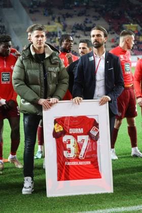 Erik Durm wurde verabschiedet, rechts FCK-Geschaeftsfuehrer Thomas Hengen, 1. FC Kaiserslautern vs. FC Schalke 04, 2. Fussball-Bundesliga, Fussball, 19. Spieltag, 26.01.2024, Saison 2023-24, DFL REGULATIONS PROHIBIT ANY USE OF PHOTOGRAPHS AS IMAGE SEQUENCES AND OR QUASI-hVIDEO, 1. FC Kaiserslautern vs. FC Schalke 04, 2. Fussball-Bundesliga, Fussball, 19. Spieltag, 26.01.2024, Saison 2023-24 Kaiserslautern