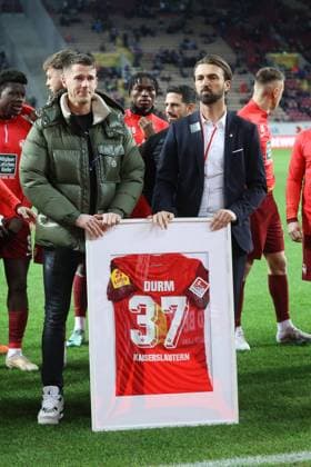 Erik Durm wurde verabschiedet, rechts FCK-Geschaeftsfuehrer Thomas Hengen, 1. FC Kaiserslautern vs. FC Schalke 04, 2. Fussball-Bundesliga, Fussball, 19. Spieltag, 26.01.2024, Saison 2023-24, DFL REGULATIONS PROHIBIT ANY USE OF PHOTOGRAPHS AS IMAGE SEQUENCES AND OR QUASI-hVIDEO, 1. FC Kaiserslautern vs. FC Schalke 04, 2. Fussball-Bundesliga, Fussball, 19. Spieltag, 26.01.2024, Saison 2023-24 Kaiserslautern