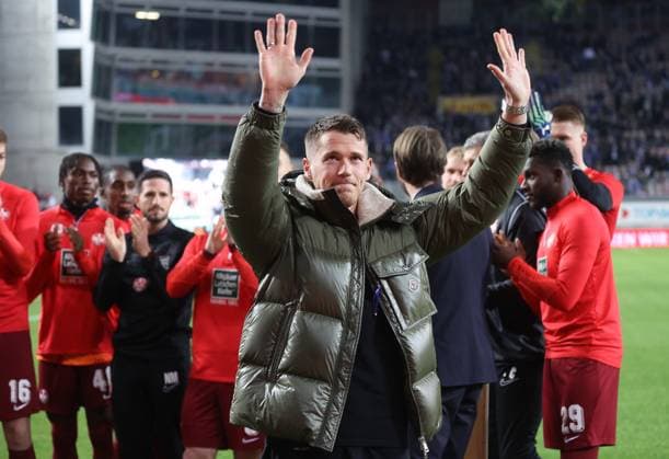 Erik Durm ( 1. FC Kaiserslautern 37), wurde verabschiedet, 1. FC Kaiserslautern vs. FC Schalke 04, 2. Fussball-Bundesliga, Fussball, 19. Spieltag, 26.01.2024, Saison 2023-24, DFL REGULATIONS PROHIBIT ANY USE OF PHOTOGRAPHS AS IMAGE SEQUENCES AND OR QUASI-hVIDEO, 1. FC Kaiserslautern vs. FC Schalke 04, 2. Fussball-Bundesliga, Fussball, 19. Spieltag, 26.01.2024, Saison 2023-24 Kaiserslautern