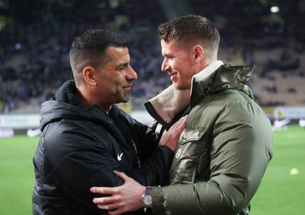 Erik Durm ( 1. FC Kaiserslautern 37), wurde verabschiedet, mit Trainer Dimitrios Grammozis, 1. FC Kaiserslautern vs. FC Schalke 04, 2. Fussball-Bundesliga, Fussball, 19. Spieltag, 26.01.2024, Saison 2023-24, DFL REGULATIONS PROHIBIT ANY USE OF PHOTOGRAPHS AS IMAGE SEQUENCES AND OR QUASI-hVIDEO, 1. FC Kaiserslautern vs. FC Schalke 04, 2. Fussball-Bundesliga, Fussball, 19. Spieltag, 26.01.2024, Saison 2023-24 Kaiserslautern