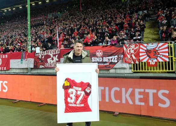Fussball - 2. Bundesliga - Saison 2023 24 Kaiserslautern - Fritz-Walter-Stadion 26.01_2024 1. FC Kaiserslautern (fck) - FC Schalke 04 (s04) Eric DURM (1. FC Kaiserslautern) vor der Westkurve Fussball - 2. Bundesliga - 1. FC Kaiserslautern