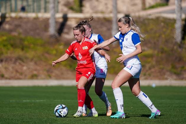 26.01.2024, Alicante, Campoamor, Friendly Match: Grasshopper Club Zürich - 1. FC Union Berlin, 8 Ella Ljustina (Grasshopper Club Zürich) im Zweikampf Alicante Campoamor Alicante Switzerland Copyright: xJustPictures.ch DanielaxPorcellix