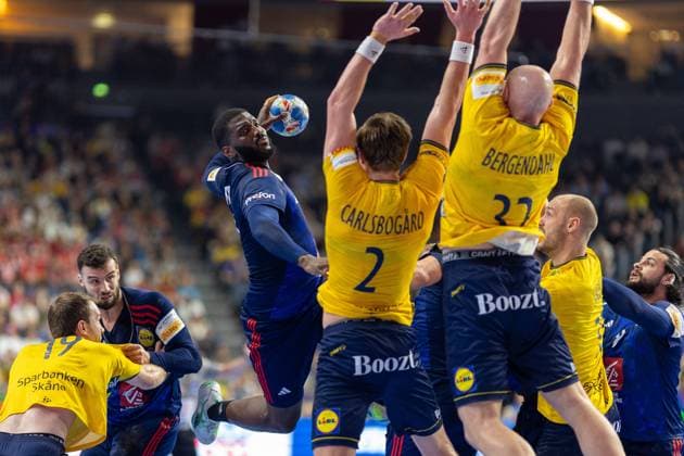 Handball I Herren I Euro 2024 I Halbfinale 1 I Frankreich - Schweden I 26.01.2024 Dika Mem (11, Frankreich) Sprungwurf Jonathan Carlsbogard (2, Schweden) und Oscar Bergendahl (32, Schweden) in der Verteidigung Köln Lanxess Arena NRW Deutschland Copyright: xLobeca PatrickxSuephkex