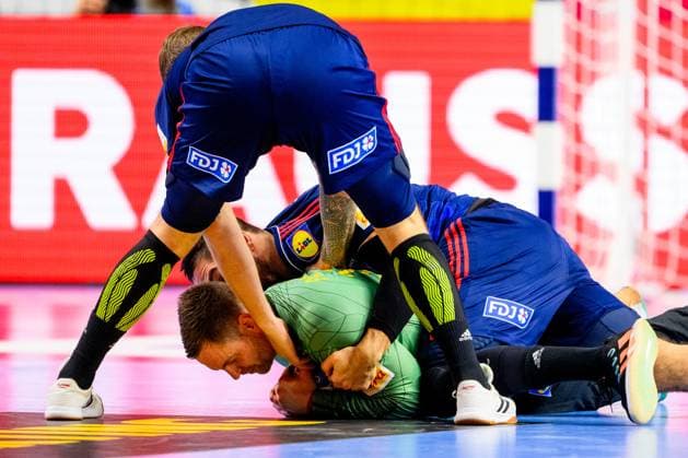 240126 Nikola Karabatic of France and goalkeeper Andreas Palicka of Sweden during the EHF European Handball Championship semifinal match between France and Sweden on January 26, 2024 in Cologne. Photo: Ludvig Thunman BILDBYRAN kod LT LT0595 handball handboll handball handbolls-em 2024 semifinal semifinals frankrike sverige sweden ehf european handball championship france day 16 bbeng Copyright: LUDVIGxTHUNMAN BB240126LT109