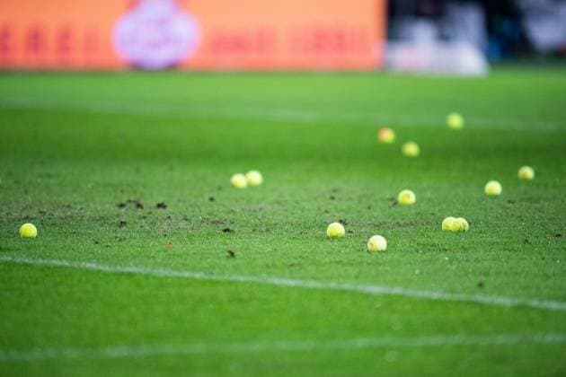26.01.2024 - Fußball, 2023 2024, 1. Bundesliga, 19. Spieltag, Hannover 96 - 1. FC Nürnberg: Protest der Fans (Hannover) gegen die Deutsche Fußball Liga (DFL) mit Tennisbällen DFL REGULATIONS PROHIBIT ANY USE OF PHOTOGRAPHS AS IMAGE SEQUENCES AND OR QUASI-VIDEO.