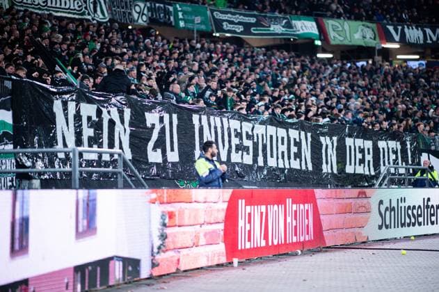 26.01.2024 - Fußball, 2023 2024, 1. Bundesliga, 19. Spieltag, Hannover 96 - 1. FC Nürnberg: Protest der Fans (Hannover) gegen die Deutsche Fußball Liga (DFL) mit einem Spruchband Nein zu Investoren in der DFL DFL REGULATIONS PROHIBIT ANY USE OF PHOTOGRAPHS AS IMAGE SEQUENCES AND OR QUASI-VIDEO.