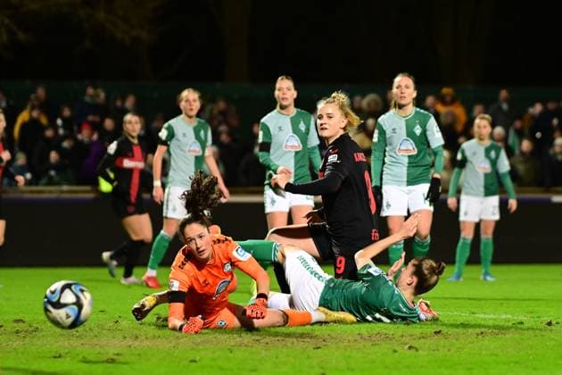 Bilder des Jahres 2024, Sport 01 Januar Sport Themen der Woche KW04 Sport Bilder des Tages Fußball I Frauen I Saison 2023-2024 I 1. Frauen-Bundesliga I 11. Spieltag I SV Werder Bremen - Bayer 04 Leverkusen I 26.01.2024 Livia Peng (1, SV Werder Bremen) und Michelle Ulbrich (5, SV Werder Bremen) können den Schuss und das Tor von Nikola Karczewska (9, Bayer 04 Leverkusen) nicht verhindern! Tor für Bayer 04 Leverkusen Frauen Bremen Stadion Platz 11 Bremen Deutschland *** Soccer I Women I Season 2023 2024 I 1 Womens Bundesliga I 11 Matchday I SV Werder Bremen Bayer 04 Leverkusen I 26 01 2024 Livia Peng 1, SV Werder Bremen and Michelle Ulbrich 5, SV Werder Bremen cannot prevent the shot and goal by Nikola Karczewska 9, Bayer 04 Leverkusen Goal for Bayer 04 Leverkusen Women Bremen Bremen Stadion Platz 11 Bremen Germany Copyright: xLobeca FelixxSchlikisx