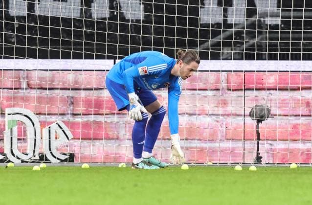 Sport Bilder des Tages 26.01.2024 - Fussball - Saison 2023 2024 - 2. Fussball - Bundesliga - 19. Spieltag: Hannover 96 H96 - 1. FC Nürnberg FCN ( Club ) - Sportfoto Zink DaMa - xdaxmax - DFL regulations prohibit any use of photographs as image sequences and or quasi-video - only for editorial use - Carl Klaus (1, 1. FC Nürnberg FCN ) räumt Strafraum von Tennisbällen, welche die Zuschauer Publikum Fans von Hannover 96 auf das Spielfeld geworfen haben