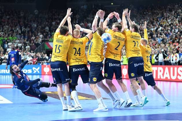 Sport Themen der Woche KW04 Sport Bilder des Tages Koeln, Lanxess Arena, 26.01.24, GER, Herren, EHF Handball Euro 2024, Halbfinale: Frankreich-Schweden Bild: Elohim PRANDI (Frankreich) macht das Tor zum 27:27 Only for editorial use! Nordrhein-Westfalen Deutschland *** Cologne, Lanxess Arena, 26 01 24, GER, Men, EHF Handball Euro 2024, Semi-final France Sweden Picture Elohim PRANDI France makes the goal to 27 27 Only for editorial use Nordrhein Westfalen Germany