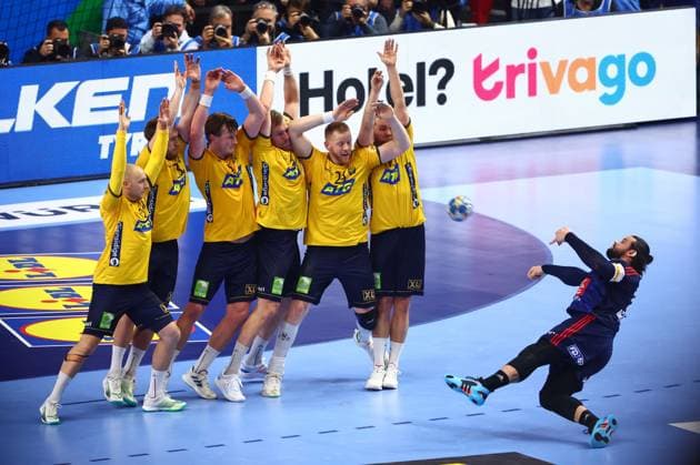Elohim Prandi (Frankreich) erzielt mit diesem Freiwurf nach dem Ende der regulaeren Spielzeit den Ausgleich fuer Frankreich gegen Schweden Frankreich vs Schweden, Handball, Maenner, EHF Euro 2024, Halbfinale, 26.01.2024 Frankreich vs Schweden, Handball, Maenner, EHF Euro 2024, Halbfinale, 26.01.2024 Koeln Copyright: xEibner-Pressefotox EP_RWS