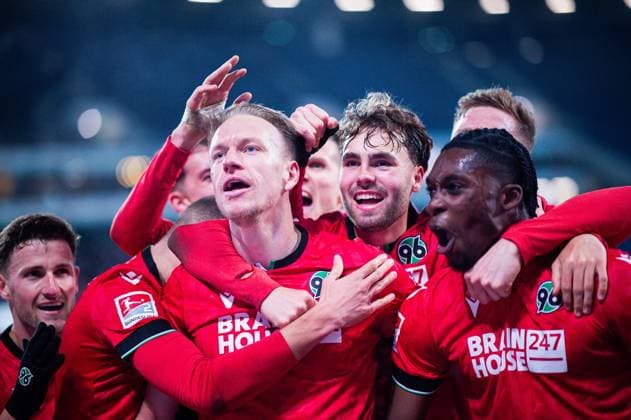 Sport Themen der Woche KW04 Sport Bilder des Tages 26.01.2024 - Fußball, 2023 2024, 1. Bundesliga, 19. Spieltag, Hannover 96 - 1. FC Nürnberg: (M-R) Havard Nielsen (Hannover) jubelt nach seinem Tor zum 2:0 mit Kolja Oudenne (Hannover), Kolja Oudenne (Hannover), Derrick Köhn (Hannover) DFL REGULATIONS PROHIBIT ANY USE OF PHOTOGRAPHS AS IMAGE SEQUENCES AND OR QUASI-VIDEO. *** 26 01 2024 Soccer, 2023 2024, 1 Bundesliga, Matchday 19, Hannover 96 1 FC Nürnberg M R Havard Nielsen Hannover celebrates after his goal to 2 0 with Kolja Oudenne Hannover , Kolja Oudenne Hannover , Derrick Köhn Hannover DFL REGULATIONS PROHIBIT ANY USE OF PHOTOGRAPHS AS IMAGE SEQUENCES AND OR QUASI VIDEO