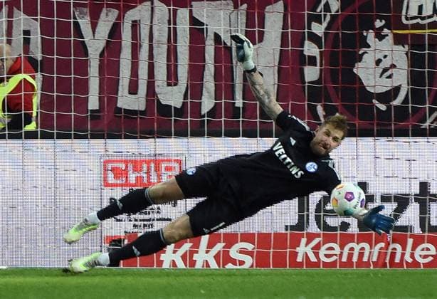 26.01.2024, xhbx, Fussball 2.Bundesliga, 1.FC Kaiserslautern - FC Schalke 04 emspor, v.l. Ralf Fährmann (FC Schalke 04) (DFL DFB REGULATIONS PROHIBIT ANY USE OF PHOTOGRAPHS as IMAGE SEQUENCES and or QUASI-VIDEO) Kaiserslautern *** 26 01 2024, xhbx, Soccer 2 Bundesliga, 1 FC Kaiserslautern FC Schalke 04 emspor, v l Ralf Fährmann FC Schalke 04 DFL DFB REGULATIONS PROHIBIT ANY USE OF PHOTOGRAPHS as IMAGE SEQUENCES and or QUASI VIDEO Kaiserslautern