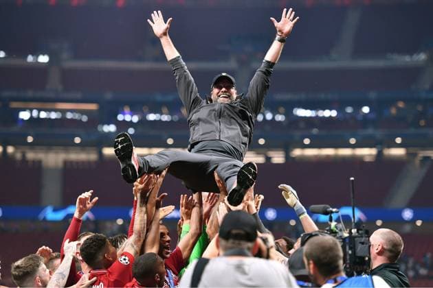 Im Sommer 2024 ist Schluss Die Energie geht aus : Klopp kuendigt Abschied aus Liverpool an. ARCHIVFOTO:Juergen KLOPP (Trainer Liverpool), wird von seinen Spielern in die Hoehe geworfen,hoch leben lassen,Jubel,Freude,Begeisterung, Schlussjubel vor den Fans,Fussballfans, Siegerehrung, Fussball Champions League Finale 2019 Tottenham Hotspur-Liverpool FC, Saison2018 19, am 01.06.2019, Stadion Wanda Metropolitano.