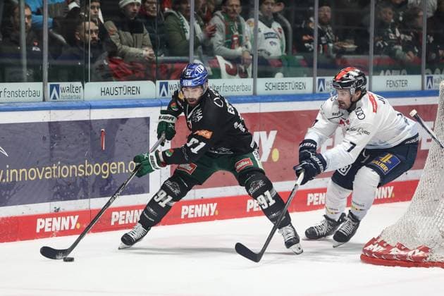 Sport Themen der Woche KW04 Sport Bilder des Tages DEL; Augsburger Panther - ERC Ingolstadt; 26.01.2024 Luke ESPOSITO (AEV 91) im Duell mit Colton JOBKE (ERC 7) Zweikampf *** DEL Augsburger Panther ERC Ingolstadt 26 01 2024 Luke ESPOSITO AEV 91 in duel with Colton JOBKE ERC 7 duel Copyright: xBEAUTIFULxSPORTS Goldbergx