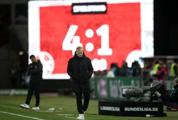 Sport Bilder des Tages 4:1 Endstand, Karel Geraerts (Trainer Schalke 04) 26.01.2024, Fußball, 2. Bundesliga, FC Kaiserslautern - FC Schalke 04, 19. Spieltag, Saison 2023 24, Fritz Walter Stadion, Kaiserslautern, Deutschland, zmdz, ** DFB & DFL regulations prohibit any use of photographs as image sequences and or quasi-video. ** FC Kaiserslautern - FC Schalke 04 *** 4 1 Final score, Karel Geraerts Trainer Schalke 04 26 01 2024, Football, 2 Bundesliga, FC Kaiserslautern FC Schalke 04, 19 Matchday, Season 2023 24, Fritz Walter Stadion, Kaiserslautern, Germany, zmdz, DFB DFL regulations prohibit any use of photographs as image sequences and or quasi video FC Kaiserslautern FC Schalke 04