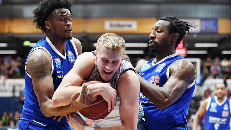 Bilder des Jahres 2024, Sport 01 Januar Sport Themen der Woche KW04 Sport Bilder des Tages Basketball, 1. Bundesliga BBL, Saison 2023 2024, 18. Spieltag, SYNTAINICS MBC (Mitteldeutscher Basketball Club Weissenfels) vs. Telekom Baskets Bonn (26.01.2024) Zweikampf um den Ball zwischen Stephon Jelks (Forward Syntainics MBC, Rückennummer 15), Samuel Griesel (Forward Bonn, Rückennummer 2), Johnathan Stove (Guard Syntainics MBC, Rückennummer 22) (v.l.n.r.) beim Spiel Weißenfels gegen Bonn (26.01.2024) Weißenfels Sachsen-Anhalt Deutschland Stadthalle Weißenfels *** Basketball, 1 Bundesliga BBL, Season 2023 2024, Matchday 18, SYNTAINICS MBC Mitteldeutscher Basketball Club Weissenfels vs Telekom Baskets Bonn 26 01 2024 Duel for the ball between Stephon Jelks Forward Syntainics MBC, back number 15 , Samuel Griesel Forward Bonn, back number 2 , Johnathan Stove Guard Syntainics MBC, back number 22 f l n r at the game Weißenfels vs Bonn 26 01 2024 Weißenfels Saxony Anhalt Germany Stadthalle Weißenfels