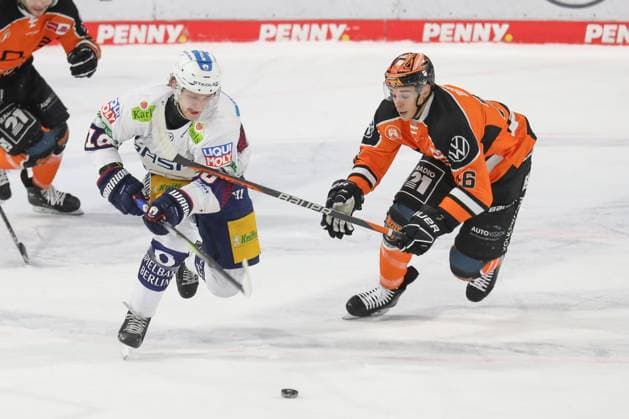 Sport Themen der Woche KW04 Sport Bilder des Tages 26.01.2024, xgox, Eishockey - Penny DEL, Grizzlys Wolfsburg - Eisbären Berlin emspor, v.l. Lean Bergmann (Berlin, 10), Jean Christophe Beaudin (Wolfsburg, 16) Zweikampf, Duell, Kampf, tackle Wolfsburg *** 26 01 2024, xgox, ice hockey penny DEL, Grizzlys Wolfsburg Eisbären Berlin emspor, v l Lean Bergmann Berlin, 10 , Jean Christophe Beaudin Wolfsburg, 16 duel, duel, fight, tackle Wolfsburg