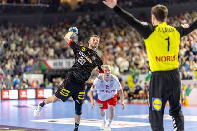 Handball I Herren I Euro 2024 I Halbfinale 2 I Deutschland - Dänemark I 26.01.2024 Philipp Weber (20, Deutschland) 7-Meter, Siebenmeter Köln Lanxess Arena NRW Deutschland Copyright: xLobeca PatrickxSuephkex