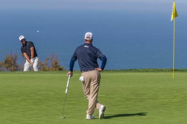 LA JOLLA, CA - JANUARY 26: Xander Schauffele chips on the green at the fourth hole during the third round of the PGA, Golf Herren Tour Farmer™s Insurance Open, at Torrey Pines Golf Course, Friday, January 26, 2024, in La Jolla, California. (Photo by Tony Ding Icon Sportswire) GOLF: JAN 26 PGA Farmers Insurance Open EDITORIAL USE ONLY Icon46520240126014