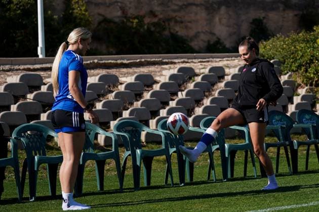 26.01.2024, Alicante, Campoamor, Friendly Match: Grasshopper Club Zürich - 1. FC Union Berlin, 7 Ana Maria Markovic (Grasshopper Club Zürich, left) and 20 Janina Egli (Grasshopper Club Zürich, right) Alicante Campoamor Alicante Switzerland Copyright: xJustPictures.ch DanielaxPorcellix