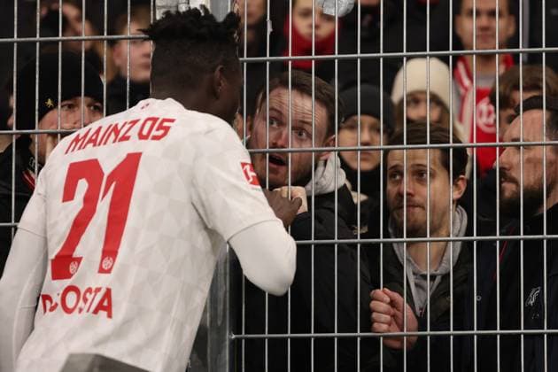 Sport Themen der Woche KW04 Sport Bilder des Tages Danny Da Costa (1. FSV Mainz 05, 21) stellt sich den Fans am Zaun, Eintracht Frankfurt - FSV Mainz 05, Fussball Bundesliga, 1. Bundesliga, Saison 2023 2024, 19. Spieltag, Rhein-Main-Derby, 1. Heimspiel im Jahr 2024, 26.01.2024, - *** Danny Da Costa 1 FSV Mainz 05, 21 faces the fans at the fence, Eintracht Frankfurt FSV Mainz 05, Fußball Bundesliga, 1 Bundesliga, Saison 2023 2024, 19 Spieltag, Rhein Main Derby, 1 Heimspiel im Jahr 2024, 26 01 2024,