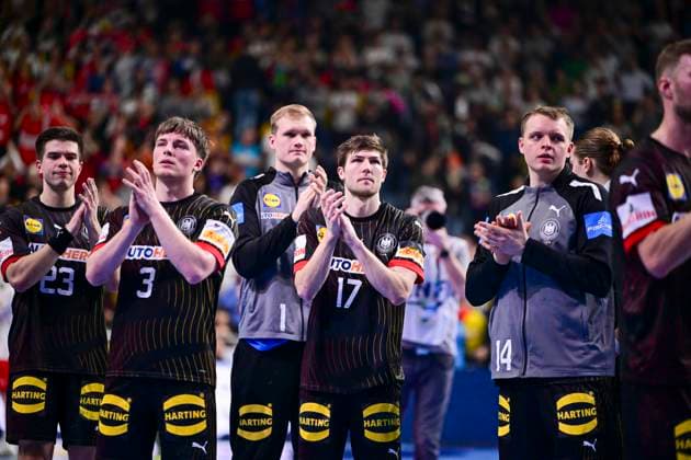 enttäuschte deutsche Mannschaft , Deutschland vs. Daenemark, Halbfinale, Europameisterschaft, Laenderspiel, Handball, 26.01.2024 Koeln Nordrhein-Westfalen Deutschland