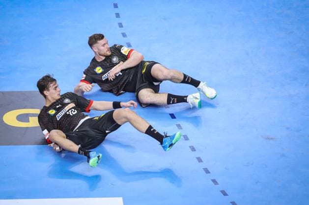 26.01.2024, EHF EURO 2024, Männer Europameisterschaft Handball, Lanxess Arena in Köln, Halbfinale, Deutschland - Dänemark: Johannes Golla (Deutschland) und Julian Köster (Deutschland) liegen auf dem Spielfeld Boden Nordrhein-Westfalen Deutschland