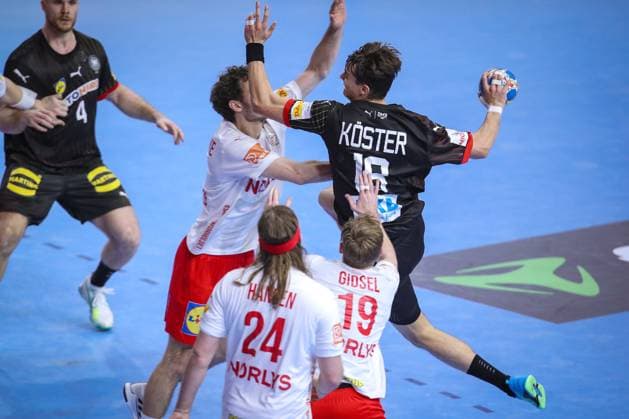 26.01.2024, EHF EURO 2024, Männer Europameisterschaft Handball, Lanxess Arena in Köln, Halbfinale, Deutschland - Dänemark: Julian Köster (Deutschland) wird von Niclas Kirkelokke (Dänemark), Simon Hald (Dänemark) und Mathias Gidsel (Dänemark) gefoult. Es kommt zum Handgemenge auf dem Spielfeld. Nordrhein-Westfalen Deutschland