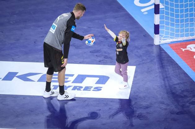 26.01.2024, EHF EURO 2024, Männer Europameisterschaft Handball, Lanxess Arena in Köln, Halbfinale, Deutschland - Dänemark: Philipp Weber (Deutschland) spielt nach dem offiziellen Spiel noch eine Runde Handball mit seiner Tochter Nordrhein-Westfalen Deutschland