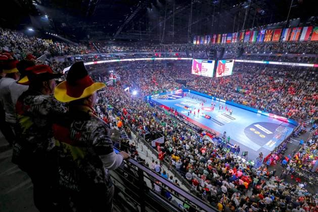 26.01.2024, EHF EURO 2024, Männer Europameisterschaft Handball, Lanxess Arena in Köln, Halbfinale, Deutschland - Dänemark: Feature Übersichtsbild Spielstätte Innenansicht Besucher Zuschauer Spielfeld Zuschauerränge Voll Übersicht Handballspielfeld Fans Symbolbild Symbolfoto Nordrhein-Westfalen Deutschland
