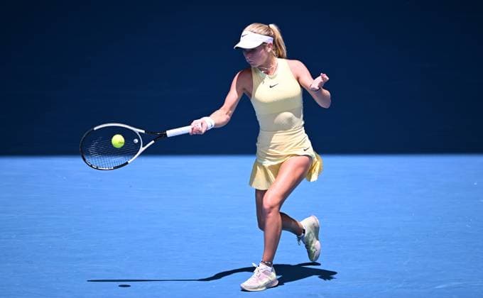 TENNIS AUSTRALIAN OPEN, Emerson Jones of Australia in action during the junior girls singles final against Renata Jamrichova of Slovakia on Day 14 of the 2024 Australian Open at Melbourne Park in Melbourne, Saturday, January 27, 2024. ( NO ARCHIVING, EDITORIAL USE ONLY, NO USE IN BOOKS WITHOUT CONSENT MELBOURNE VICTORIA AUSTRALIA  Copyright: xJOELxCARRETTx 20240127001894153792