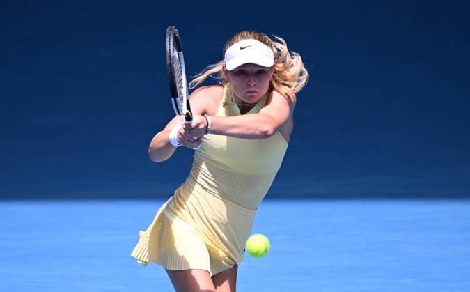 TENNIS AUSTRALIAN OPEN, Emerson Jones of Australia in action during the junior girls singles final against Renata Jamrichova of Slovakia on Day 14 of the 2024 Australian Open at Melbourne Park in Melbourne, Saturday, January 27, 2024. ( NO ARCHIVING, EDITORIAL USE ONLY, NO USE IN BOOKS WITHOUT CONSENT MELBOURNE VICTORIA AUSTRALIA  Copyright: xJOELxCARRETTx 20240127001894154757