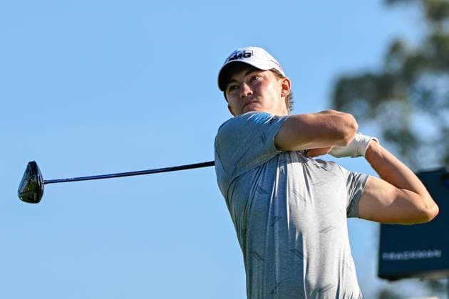 LA JOLLA, CA - JANUARY 26: Maverick McNealy (USA) watches his tee shot on 15 during Rd3 of the Farmers Insurance Open at Torrey Pines Golf Course on January 26, 2024, in La Jolla, California. (Photo by Ken Murray Icon Sportswire) GOLF: JAN 26 PGA, Golf Herren Farmers Insurance Open EDITORIAL USE ONLY Icon2401260243