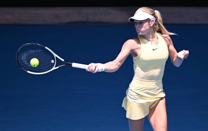 TENNIS AUSTRALIAN OPEN, Emerson Jones of Australia in action during the junior girls singles final against Renata Jamrichova of Slovakia on Day 14 of the 2024 Australian Open at Melbourne Park in Melbourne, Saturday, January 27, 2024. ( NO ARCHIVING, EDITORIAL USE ONLY, NO USE IN BOOKS WITHOUT CONSENT MELBOURNE VICTORIA AUSTRALIA  Copyright: xJOELxCARRETTx 20240127001894156881
