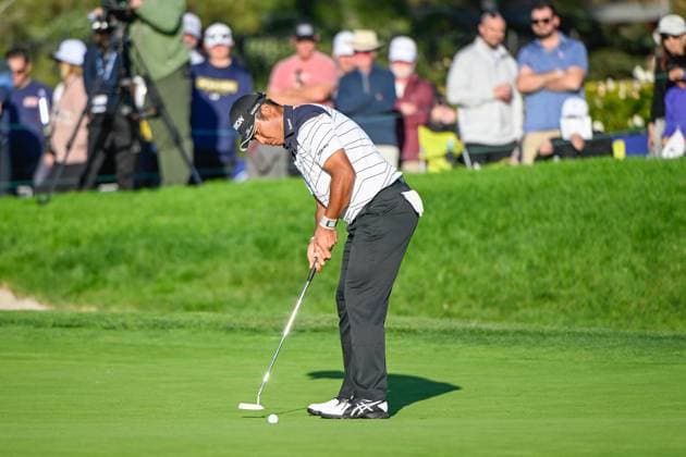 LA JOLLA, CA - JANUARY 26: Hideki Matsuyama (JPN) sinks his birdie putt on 18 during Rd3 of the Farmers Insurance Open at Torrey Pines Golf Course on January 26, 2024, in La Jolla, California. (Photo by Ken Murray Icon Sportswire) GOLF: JAN 26 PGA, Golf Herren Farmers Insurance Open EDITORIAL USE ONLY Icon2401260563