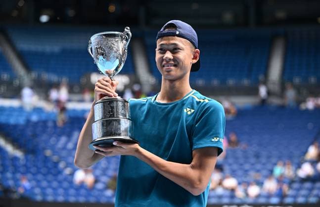 TENNIS AUSTRALIAN OPEN, Rei Sakamoto of Japan poses for photographs after winning the junior boys singles final against Jan Kumstat of Czech Republic on Day 14 of the 2024 Australian Open at Melbourne Park in Melbourne, Saturday, January 27, 2024. ( NO ARCHIVING, EDITORIAL USE ONLY, NO USE IN BOOKS WITHOUT CONSENT MELBOURNE VICTORIA AUSTRALIA  Copyright: xJOELxCARRETTx 20240127001894177528