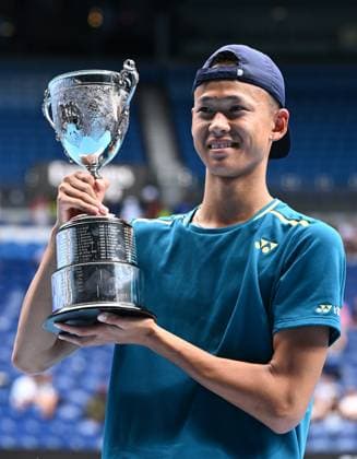 TENNIS AUSTRALIAN OPEN, Rei Sakamoto of Japan poses for photographs after winning the junior boys singles final against Jan Kumstat of Czech Republic on Day 14 of the 2024 Australian Open at Melbourne Park in Melbourne, Saturday, January 27, 2024. ( NO ARCHIVING, EDITORIAL USE ONLY, NO USE IN BOOKS WITHOUT CONSENT MELBOURNE VICTORIA AUSTRALIA  Copyright: xJOELxCARRETTx 20240127001894177599