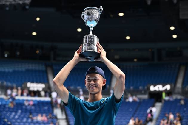 Sport Themen der Woche KW04 TENNIS AUSTRALIAN OPEN, Rei Sakamoto of Japan poses for photographs after winning the junior boys singles final against Jan Kumstat of Czech Republic on Day 14 of the 2024 Australian Open at Melbourne Park in Melbourne, Saturday, January 27, 2024. ( NO ARCHIVING, EDITORIAL USE ONLY, NO USE IN BOOKS WITHOUT CONSENT MELBOURNE VICTORIA AUSTRALIA  Copyright: xJOELxCARRETTx 20240127001894179159