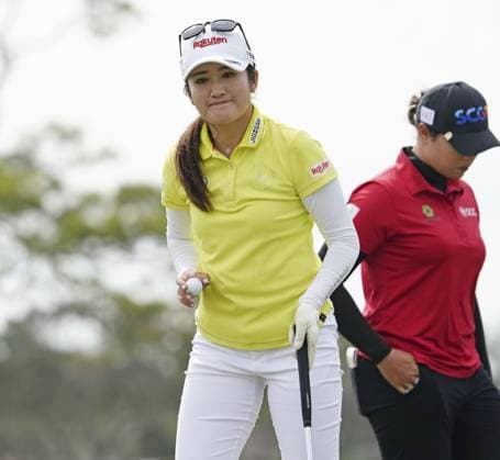 Golf: Drive On Championship Japan s Mone Inami acknowledges applause from the crowd after making a par putt on the ninth hole during the second round of the U.S. LPGA, Golf Damen Tour s Drive On Championship at Bradenton Country Club in Bradenton, Florida, on Jan. 26, 2024.  A14AA0002384291P