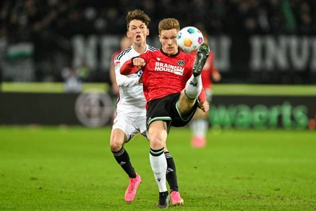 2. Bundesliga - Hannover 06 - 1. FC Nürnberg am 26.01.2024 in der HDI Arena in Hannover Benjamin Goller (Nuernberg) im Zweikampf gegen Marcel Halstenberg (Hannover 96)