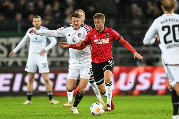 2. Bundesliga - Hannover 06 - 1. FC Nürnberg am 26.01.2024 in der HDI Arena in Hannover Florian Flick (Nuernberg) im Zweikampf gegen Sebastian Ernst (Hannover 96)