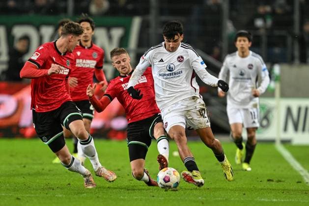 2. Bundesliga - Hannover 06 - 1. FC Nürnberg am 26.01.2024 in der HDI Arena in Hannover Sebastian Ernst (Hannover 96) im Zweikampf gegen Can Uzun (Nuernberg)