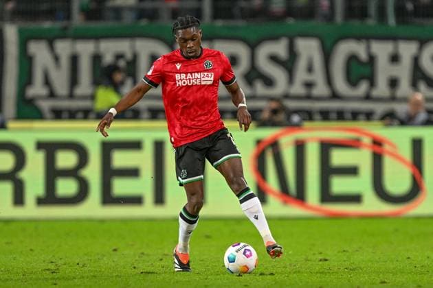 2. Bundesliga - Hannover 06 - 1. FC Nürnberg am 26.01.2024 in der HDI Arena in Hannover Derrick Köhn Koehn (Hannover 96) am Ball.