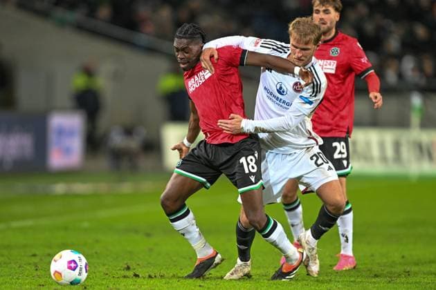 2. Bundesliga - Hannover 06 - 1. FC Nürnberg am 26.01.2024 in der HDI Arena in Hannover Derrick Köhn Koehn (Hannover 96) im Zweikampf gegen Sebastian Andersson (Nuernberg)