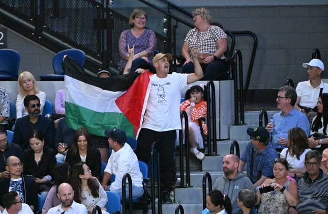 TENNIS AUSTRALIAN OPEN, Protestors halt play during the Women?s Singles Final between Qinwen Zheng of China and Aryna Sabalenka of Belarus on Rod Laver Arena on Day 14 of the 2024 Australian Open at Melbourne Park in Melbourne, Thursday, January 25, 2024. ( NO ARCHIVING, EDITORIAL USE ONLY, NO USE IN BOOKS WITHOUT CONSENT MELBOURNE VICTORIA AUSTRALIA  Copyright: xJAMESxROSSx 20240127001894222058