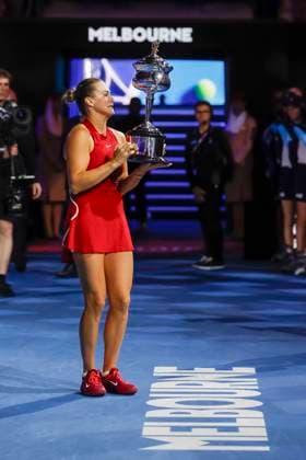 Aryna Sabalenka haelt den Pokal, Trophäe, Damen Einzel, Siegerehrung, Praesentation, Australian Open 2024, Melbourne Park, Melbourne, Victoria, Australia. Copyright: xJuergenxHasenkopfx