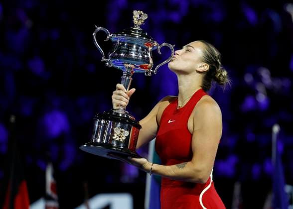Aryna Sabalenka haelt den Pokal, Trophäe, Damen Einzel, Siegerehrung, Praesentation, Australian Open 2024, Melbourne Park, Melbourne, Victoria, Australia. Copyright: xJuergenxHasenkopfx