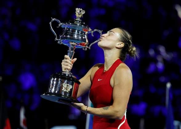 Aryna Sabalenka haelt den Pokal, Trophäe, Damen Einzel, Siegerehrung, Praesentation, Australian Open 2024, Melbourne Park, Melbourne, Victoria, Australia. Copyright: xJuergenxHasenkopfx